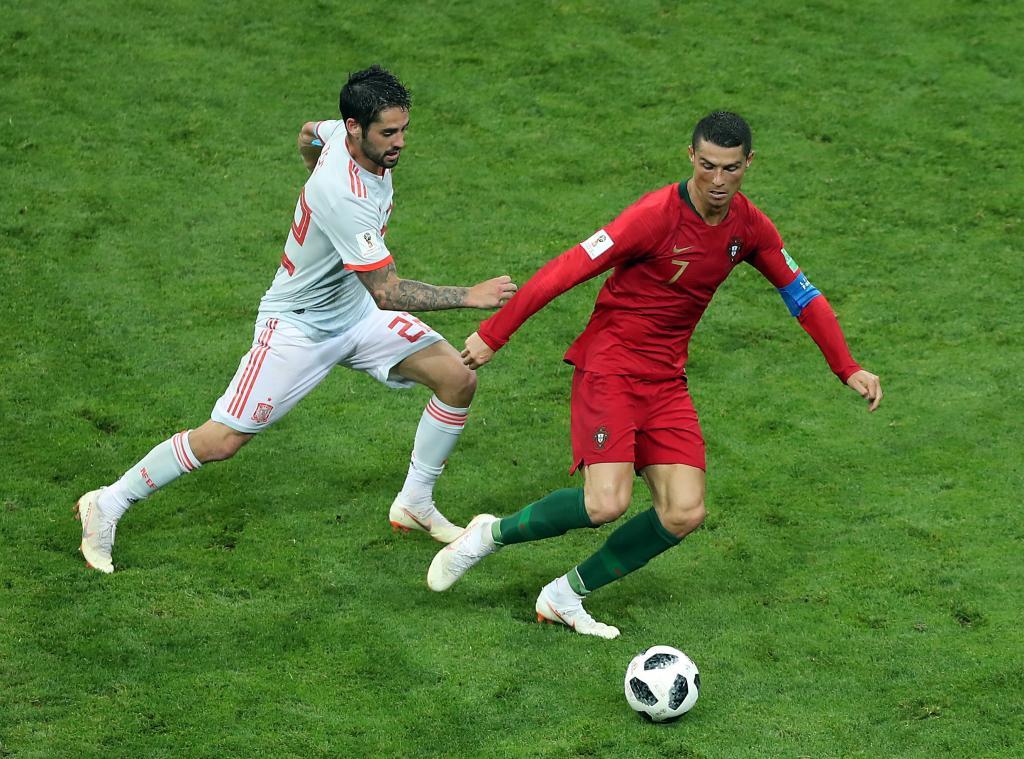 Sochi (Russian Federation), 15/06/2018.- Cristiano Ronaldo of Portugal (R) and Isco of Spain in action during the FIFA World Cup 2018 group B preliminary round soccer match between Portugal and Spain in Sochi, Russia, 15 June 2018. (RESTRICTIONS APPLY: Editorial Use Only, not used in association with any commercial entity - Images must not be used in any form of alert service or push service of any kind including via mobile alert services, downloads to mobile devices or MMS messaging - Images must appear as still images and must not emulate match action video footage - No alteration is made to, and no text or image is superimposed over, any published image which: (a) intentionally obscures or removes a sponsor identification image; or (b) adds or overlays the commercial identification of any third party which is not officially associated with the FIFA World Cup) (España, Mundial de Fútbol, Rusia) EFE/EPA/MOHAMED MESSARA EDITORIAL USE ONLY EDITORIAL USE ONLY