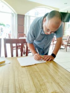 Cíudadano Carlos Pérez González firmando para que se realice un nuevo encarpetado en la Carretera180