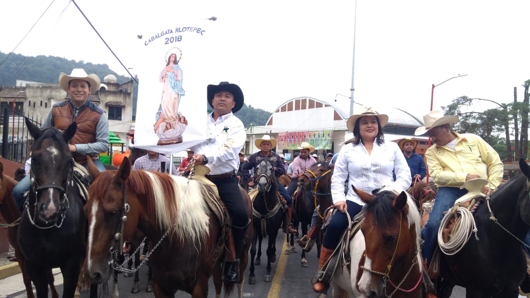 Jilotepec, Ver.- Durante la cabalgata que se realizó en este municipio, el alcalde Sergio Fernández Lara, posa junto con los demás cabalgantes y quien se siente muy entusiasmado por la participación de mas jinetes que han venido participando año, con año, por otra parte cabe destacar, que el edil municipal, esta trabajando y haciendo un gran trabajo en obra publica, para la población en general. Continuando desde luego, con lo que ya estaba gestionado por la anterior administración y continúa gestionando .