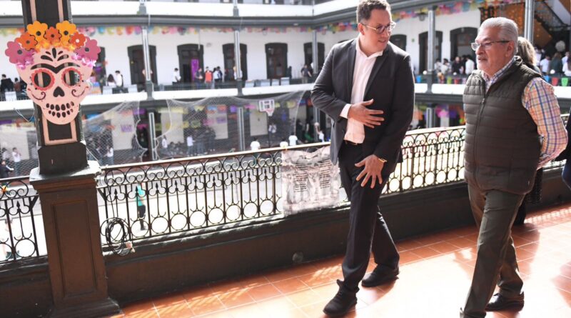 Entrega Alberto Islas equipo de cómputo al Colegio Preparatorio de Xalapa