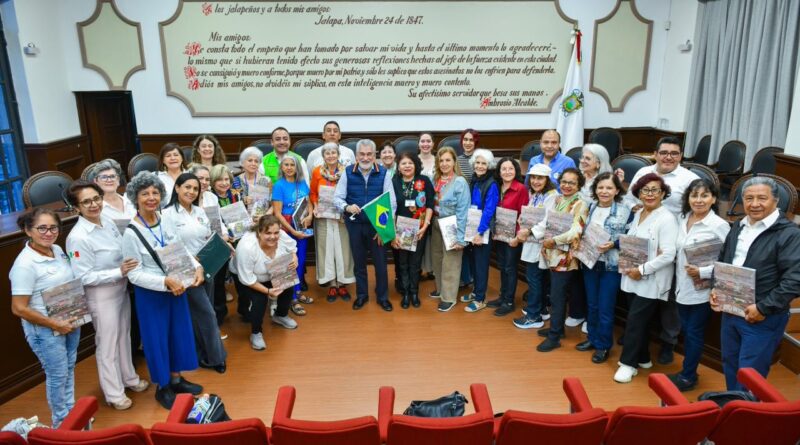Recibe Alberto Islas a turistas brasileños