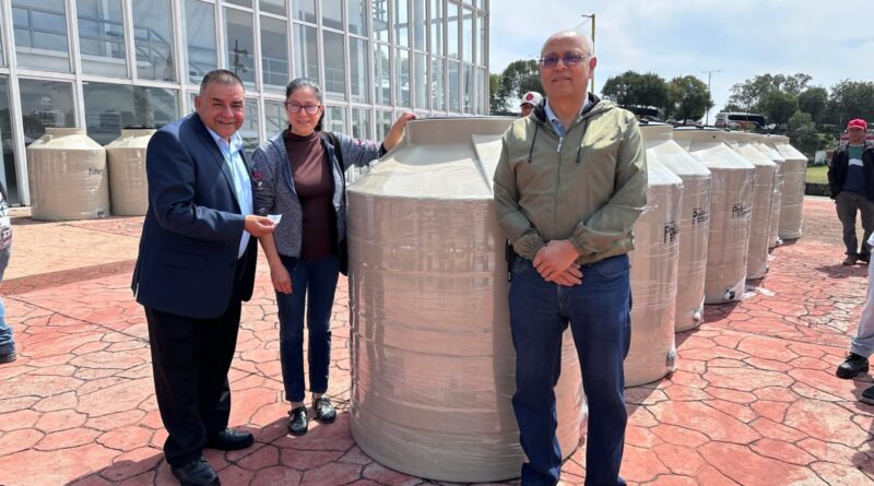 ENTREGA MUNICIPIO DE BANDERILLA LOS PRIMEROS 28 TINACOS DEL PROGRAMA: “AGUA EN TU CASA”