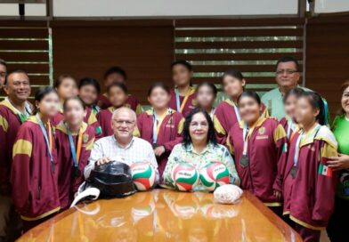 Reconocen a equipo femenil de voleibol de Jáltipan por lograr medalla de oro